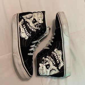BLACK SKULL VANS SIZE 9